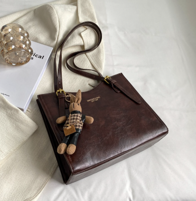 Vintage Chic Spacious Shoulder Bag