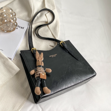 Vintage Chic Spacious Shoulder Bag
