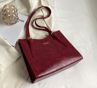 Vintage Chic Spacious Shoulder Bag