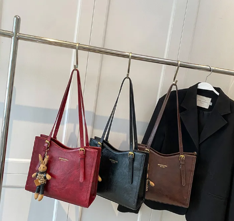 Vintage Chic Spacious Shoulder Bag