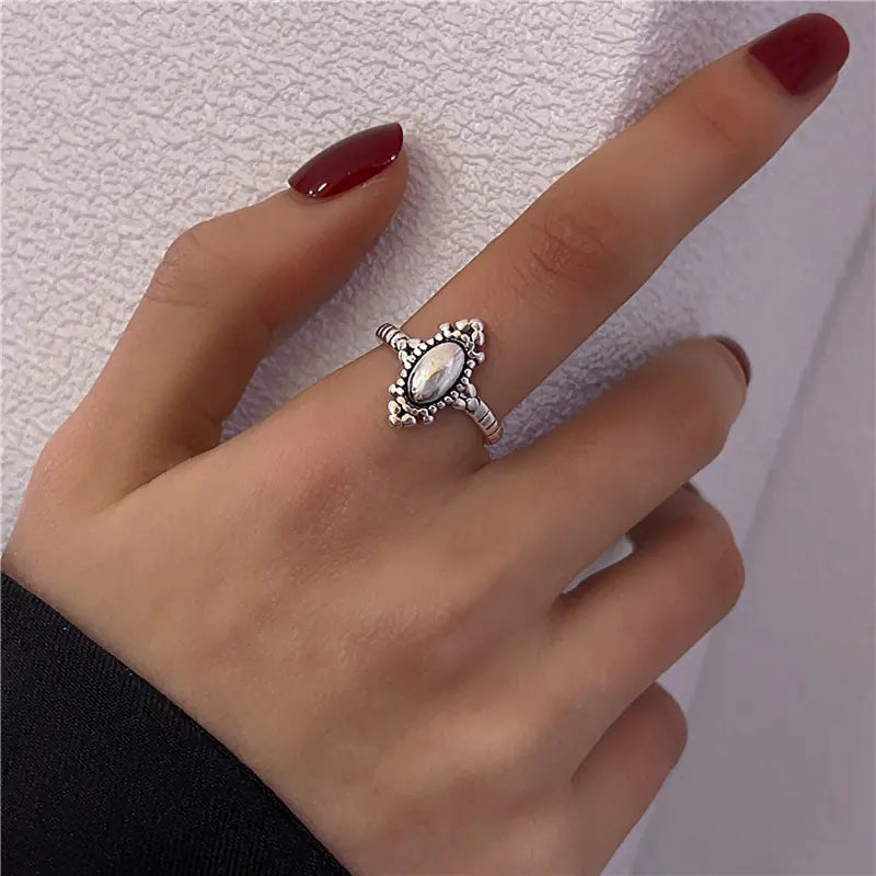 Simple Vintage Women's Fashion Ring