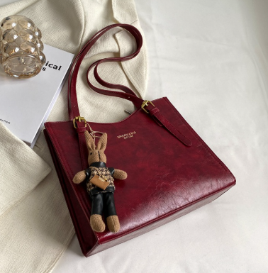 Vintage Chic Spacious Shoulder Bag